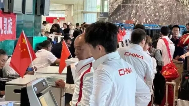 重伤在身，球队毅然拼搏，赢得粉丝掌声