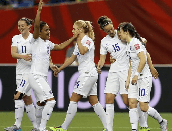 英格兰女足球员发挥出色，国际赛场上连连获胜